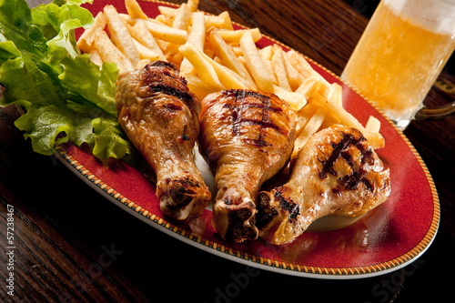 Photo: cosce di pollo, patate fritte e birra cosce di pollo, patate fritte e birra