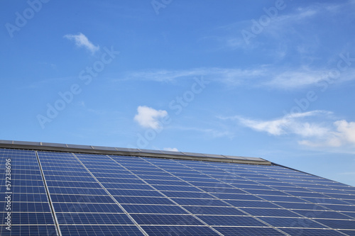 Photo: Solarpanele auf dem Dach eines landwirtschaftlichen Gebäudes in Solarpanele auf dem Dach eines landwirtschaftlichen Gebäudes in