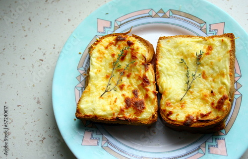 Photo: croques-monsieur grillés dans assiette croques-monsieur grillés dans assiette