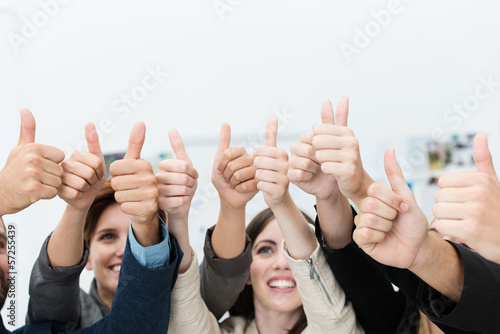 Photo: junge leute zeigen daumen hoch junge leute zeigen daumen hoch