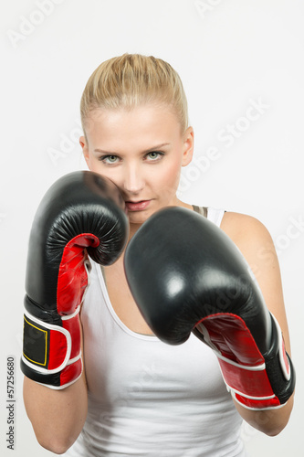 Photo: Mädchen mit Boxhandschuhen Mädchen mit Boxhandschuhen