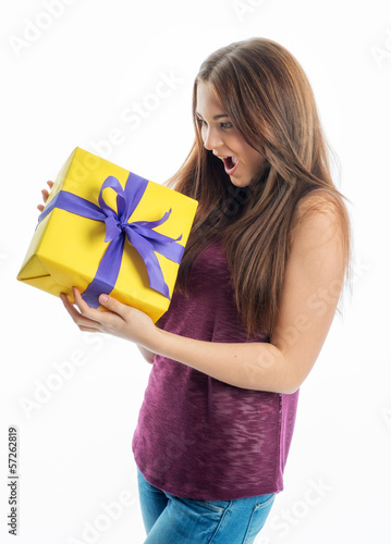 Photo: Teenager mit Geschenk Teenager mit Geschenk