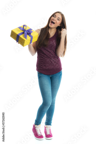 Photo: Teenager mit Geschenk Teenager mit Geschenk