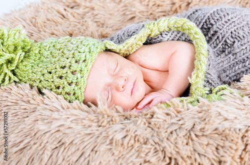 Photo: Newborn mit Mütze Newborn mit Mütze