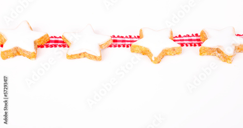 Photo: Zimtsterne und Geschenkband auf weiß Zimtsterne und Geschenkband auf weiß
