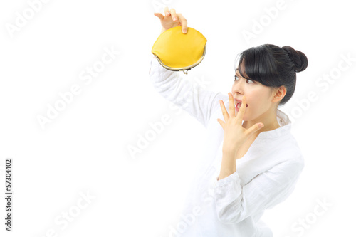 Photo: 財布を覗く女性 財布を覗く女性