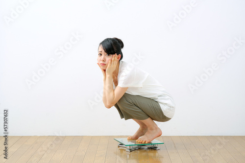 Photo: 体重計に乗る女性 体重計に乗る女性