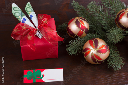 Photo: Weihnachtsgeschenk mit Namensschild und Geld Weihnachtsgeschenk mit Namensschild und Geld