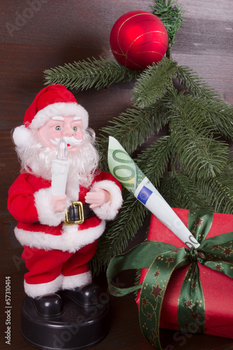 Photo: Weihnachtsmann bringt Geschenk mit Geld Weihnachtsmann bringt Geschenk mit Geld