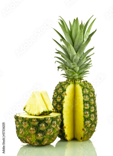 Photo: Ananas na białym tle Ananas na białym tle
