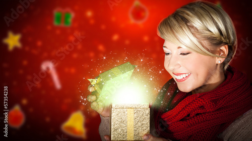 Photo: attraktive junge Frau öffnet magisches Geschenk attraktive junge Frau öffnet magisches Geschenk