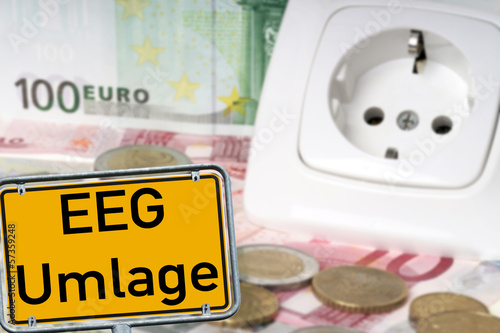 Photo: Steckdose und Euroscheine mit Schild - EEG Umlage Steckdose und Euroscheine mit Schild - EEG Umlage