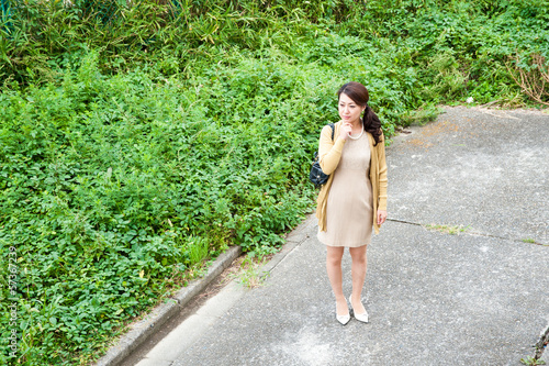 Photo: たたずむ女性 たたずむ女性
