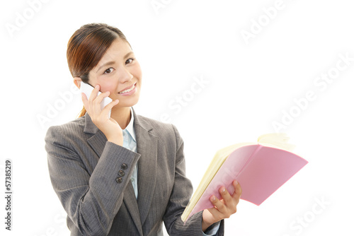 Photo: スマートフォンを持つ女性 スマートフォンを持つ女性