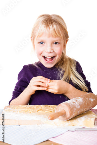 Photo: kleines Mädchen beim ausstechen von Plätzchen kleines Mädchen beim ausstechen von Plätzchen