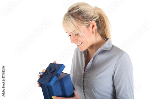 Photo: Frau mit Geschenk Frau mit Geschenk