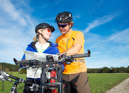 Photo: Paar auf Mountainbike Tour Paar auf Mountainbike Tour