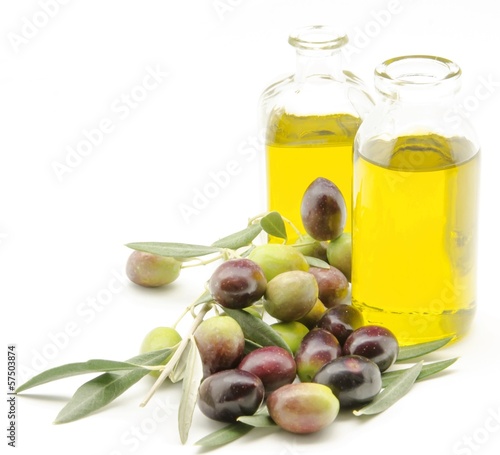 Photo: Aceite de oliva virgen rodeado de aceitunas recien cosechadas Aceite de oliva virgen rodeado de aceitunas recien cosechadas