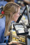 Foto: Close up of smiling technician examining printed circuit board in hi-tech electronics manufacturing plant Close up of smiling technician examining printed circuit board in hi-tech electronics manufacturing plant