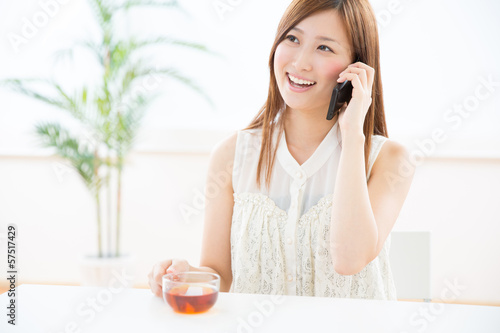 Photo: 電話をする女性 電話をする女性