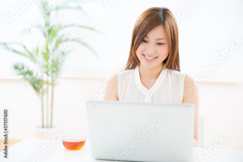 Photo: コンピューターを見る女性 コンピューターを見る女性