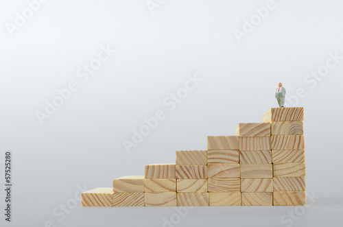 Photo: Mann auf Treppe Mann auf Treppe