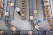Foto: Close up of worker controlling robotic machinery lifting steel fencing on production line in manufacturing plant Close up of worker controlling robotic machinery lifting steel fencing on production line in manufacturing plant