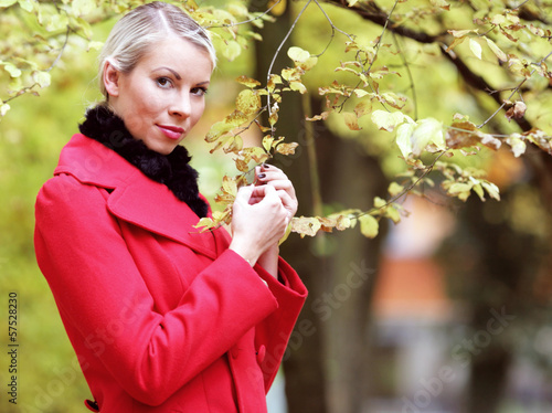 Photo: Hübsche Frau im Herbst Hübsche Frau im Herbst