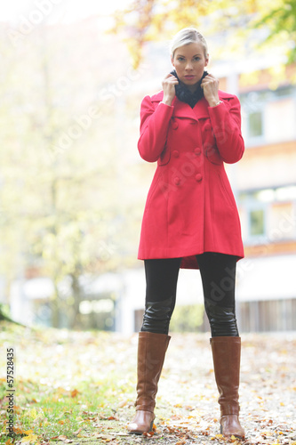 Photo: Modische Frau im Park Modische Frau im Park