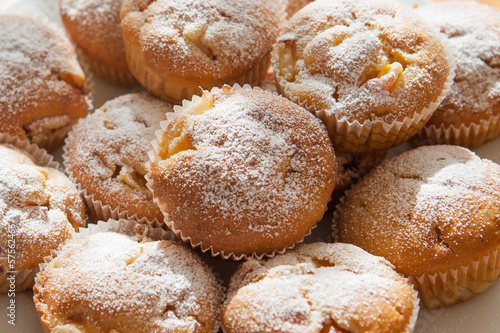 Photo: Pfirsichmuffins mit Puderzucker Pfirsichmuffins mit Puderzucker
