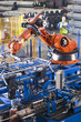 Foto: Worker controlling robotic machinery lifting steel fencing on production line in manufacturing plant Worker controlling robotic machinery lifting steel fencing on production line in manufacturing plant