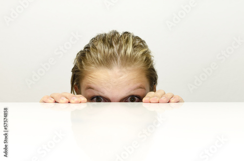 Photo: Frau versteckt sich Frau versteckt sich
