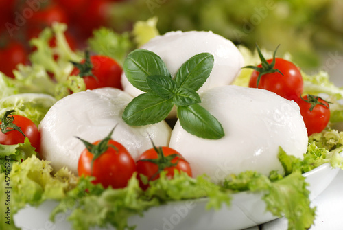 Photo: mozzarella di bufala italiana con pomodorini di pachino mozzarella di bufala italiana con pomodorini di pachino