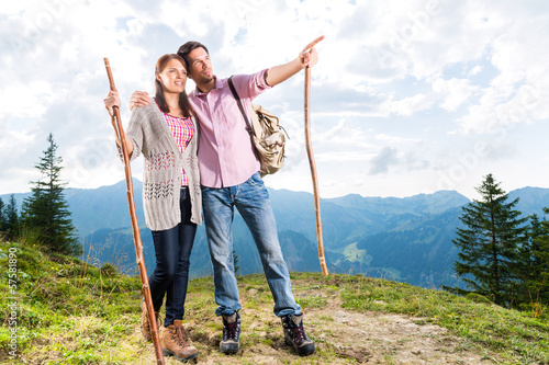 Photo: Alpen - Paar beim wandern in den Bergen Alpen - Paar beim wandern in den Bergen