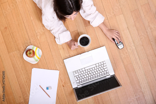 Photo: Frau mit Kaffee und Laptop Frau mit Kaffee und Laptop