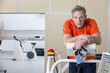 Foto: Portrait of runner holding mask and leaning on treadmill in sports science laboratory Portrait of runner holding mask and leaning on treadmill in sports science laboratory