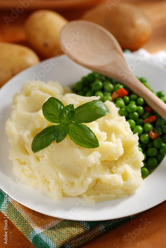 Photo: purè di patate con contorno di piselli purè di patate con contorno di piselli