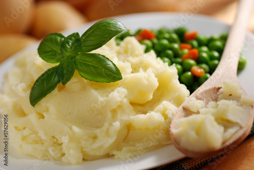 Photo: purè di patate con contorno di piselli purè di patate con contorno di piselli