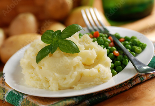 Photo: purè di patate con contorno di piselli purè di patate con contorno di piselli