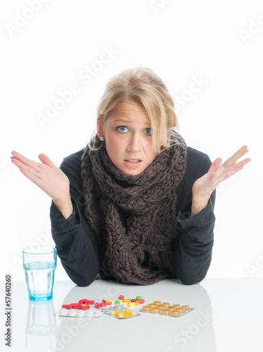 Photo: Kranke Frau vor Tablettenblister Kranke Frau vor Tablettenblister