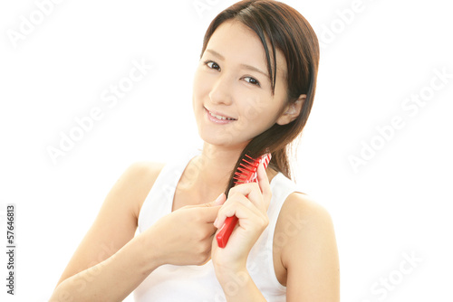 Photo: ヘアケアをする女性 ヘアケアをする女性