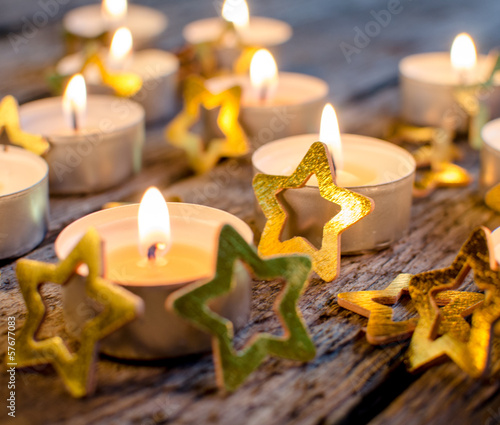 Photo: Frohe Weihnachten: Kerzenlicht und Goldsternchen Frohe Weihnachten: Kerzenlicht und Goldsternchen