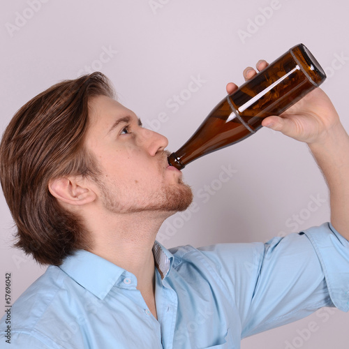 Photo: mann trinkt bier aus der flasche mann trinkt bier aus der flasche