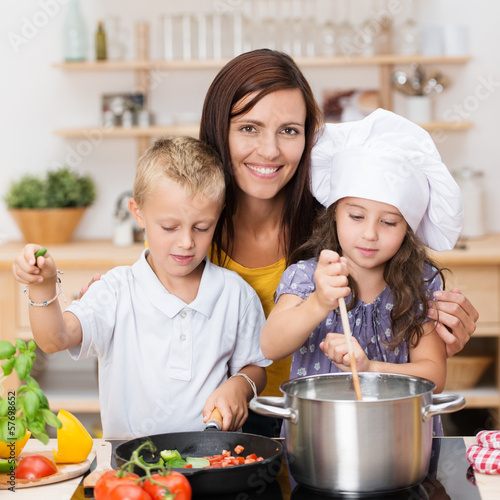 Photo: kinder kochen nudeln mit gemüse kinder kochen nudeln mit gemüse