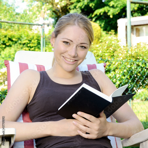 Photo: Frau liest Buch im Garten Frau liest Buch im Garten
