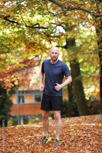 Photo: Sportlicher Mann joggt Sportlicher Mann joggt