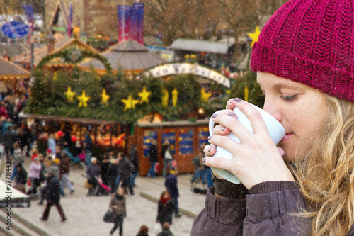 Photo: Junge Frau beim Glühwein trinken auf dem Weihnachtsmarkt Junge Frau beim Glühwein trinken auf dem Weihnachtsmarkt