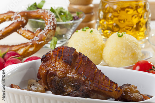 Photo: Bayerischer Schweinbraten mit Knödel Bayerischer Schweinbraten mit Knödel
