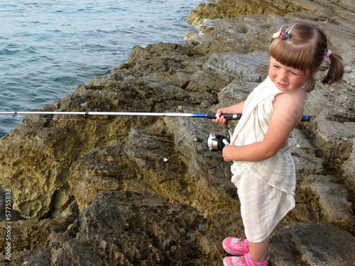 Photo: bambina che pesca bambina che pesca