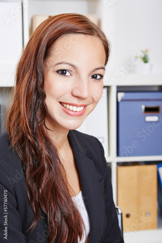 Photo: Junge Frau sitzt im Büro Junge Frau sitzt im Büro